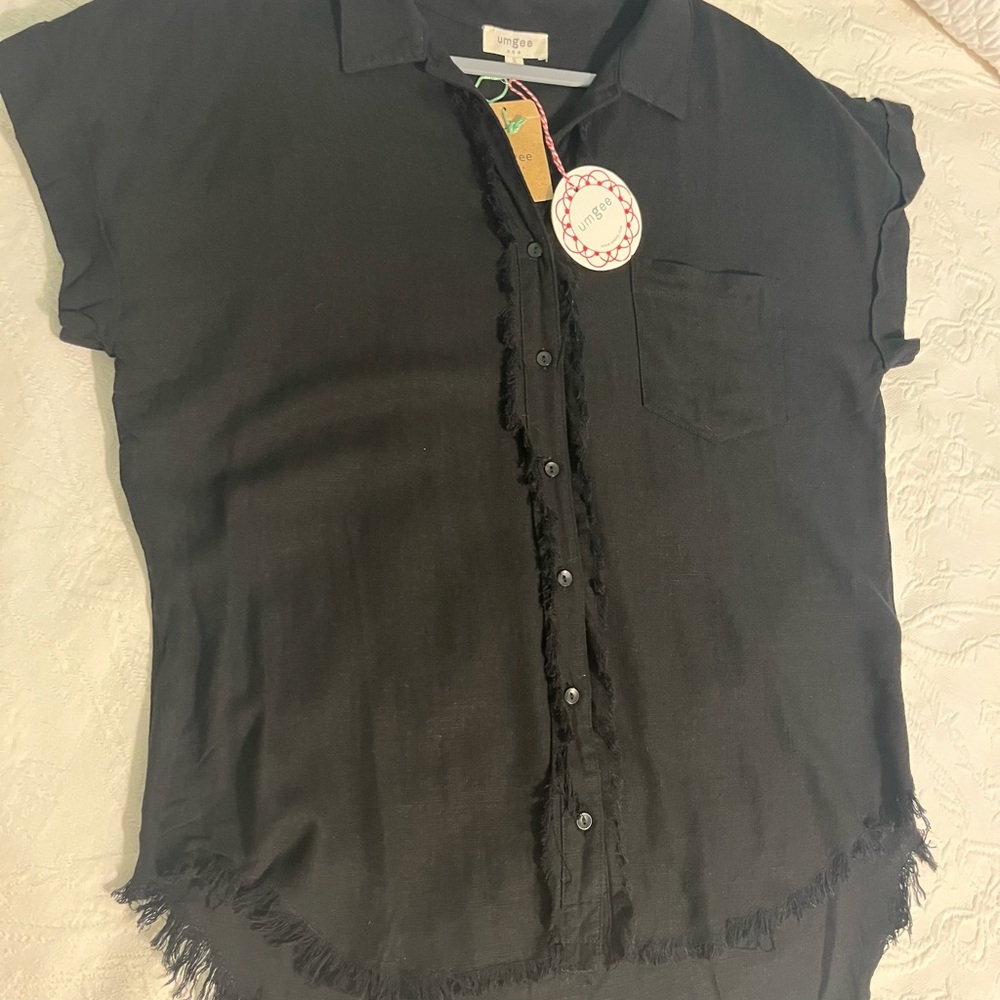 Umgee Black linen blend top with frayed edge  small